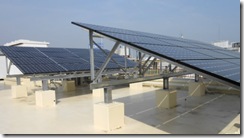 屋上に設置された太陽光パネル